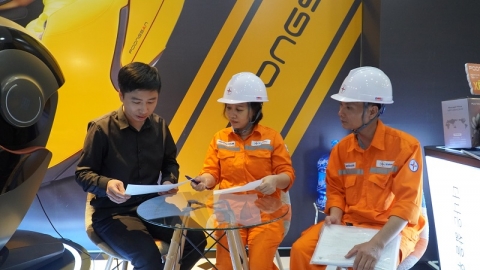 Khách hàng đồng hành cùng PC Quảng Ninh trong việc thực hành tiết kiệm điện