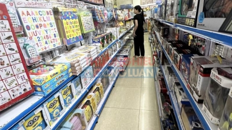 Nhà sách Rubik Hải Phòng bày bán nhiều hàng hóa không có nhãn phụ bằng Tiếng Việt