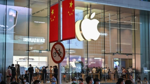Trung Quốc muốn mở rộng lệnh cấm dùng iPhone, cổ phiếu Apple giảm mạnh