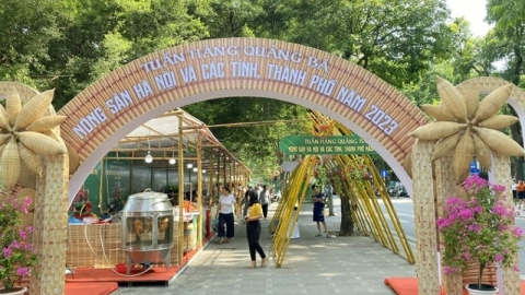 Hơn 2.000 sản phẩm nông sản, đặc sản vùng miền quy tụ ở phố đi bộ hồ Gươm