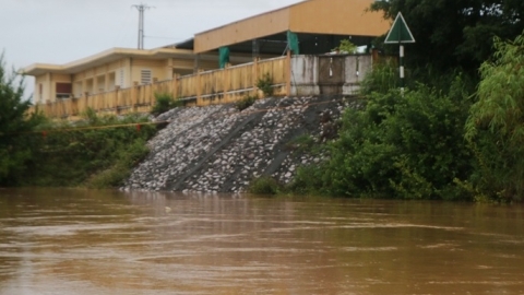 Bờ sông Bưởi sạt lở nghiêm trọng bởi mưa lũ, tỉnh Thanh Hóa công bố tình huống khẩn cấp