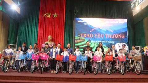Chi hội báo chí Trung ương tại Thanh Hóa trao quà cho học sinh huyện miền núi Bá Thước