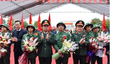 Thứ trưởng Bộ Quốc phòng Hoàng Xuân Chiến dự lễ giao nhận quân tại tỉnh Hưng Yên