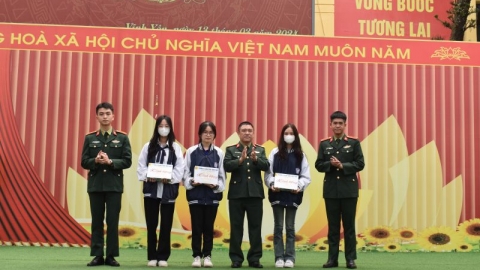 Vĩnh Phúc: Tư vấn tuyển sinh, hướng nghiệp cho gần gần 500 học sinh Trường THPT Trần Phú