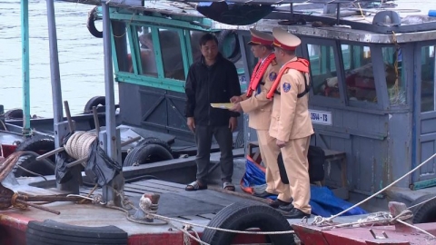Tạm giữ tàu gỗ đeo bám tầu du lịch bán hàng rong trên Vịnh Hạ Long