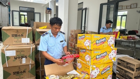 Phú Yên tạm giữ 2.500 sản phẩm bánh kẹo ngoại nhập trái phép