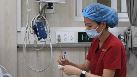 Tặng Bằng khen cho nữ điều dưỡng cấp cứu du khách nước ngoài
