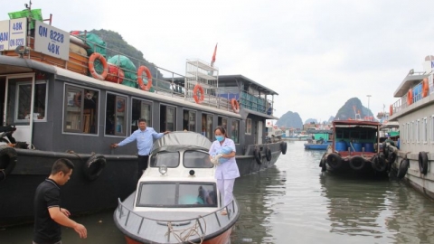 Quảng Ninh: Đỡ đẻ cho sản phụ ngay trên biển