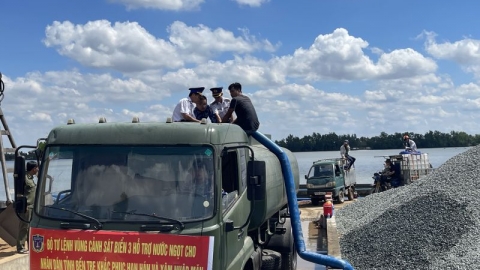 BTL Vùng Cảnh sát Biển 3 tiếp tục cấp nước ngọt cho nhân dân tỉnh Bến Tre