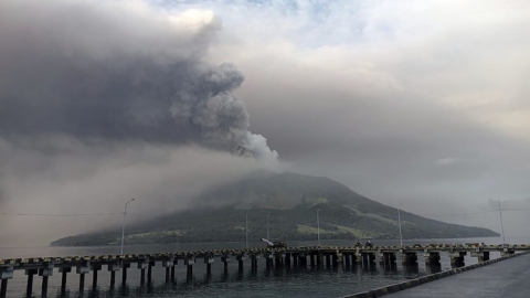 Indonesia sơ tán hơn 2.100 người do núi lửa phun tro bụi
