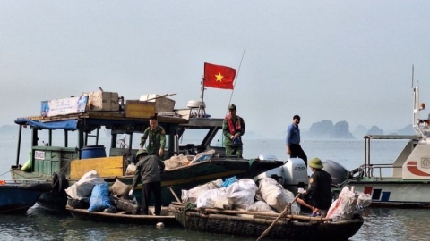 Thu gom trên 1.500m3 rác thải trong tháng cao điểm làm sạch Vịnh Hạ Long