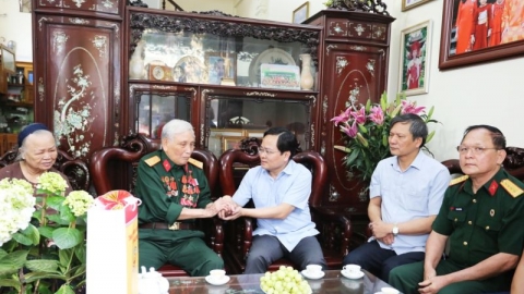 Lãnh đạo tỉnh Bắc Ninh thăm, tặng quà chiến sĩ Điện Biên Phủ