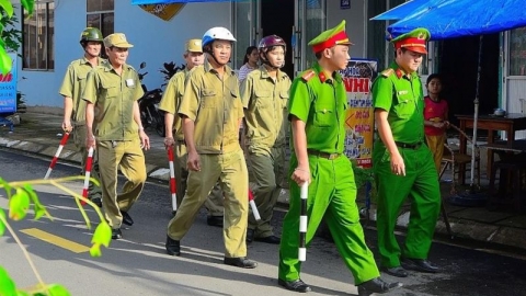 Lực lượng tham gia bảo vệ an ninh, trật tự ở cơ sở được trang bị dùi cui, áo giáp