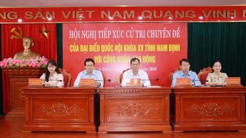 Đoàn đại biểu Quốc hội tỉnh Nam Định tiếp xúc cử tri là công nhân lao động