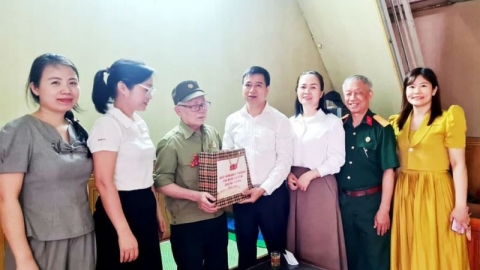 Quận Lê Chân thăm, tặng quà các chiến sỹ tham gia chiến dịch Điện Biên Phủ