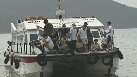 Hàng ngàn du khách lênh đênh trên vùng biển Vân Đồn - Quan Lạn