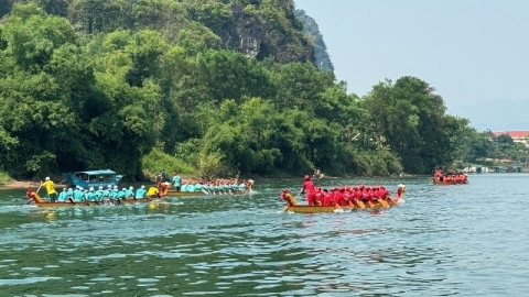 Gần 200 vận động viên tranh tài tại Lễ hội đua thuyền truyền thống trên sông Son lần thứ VII