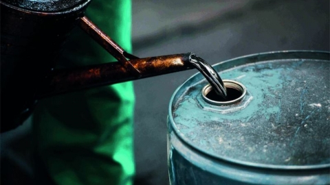 Giá xăng dầu hôm nay 30/4: Lao dốc không phanh