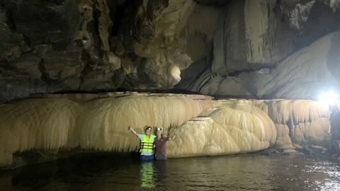 Phát hiện thêm hang động mới ở Quảng Bình có rèm thạch nhũ đẹp mê mẩn