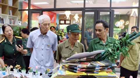 Bắc Ninh: Trưng bày sách, báo, ảnh về chiến thắng Điện Biên Phủ tại Thư viện tỉnh
