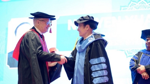 Một bác sỹ phẫu thuật thẩm mỹ Việt Nam được Đại học quốc tế Mỹ sắc phong học hàm Giáo sư danh dự 