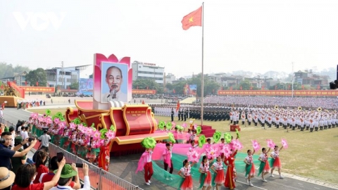 Người dân Điện Biên Phủ đổ ra đường chờ đón lễ diễu binh, diễu hành