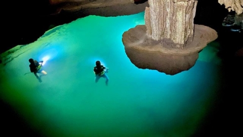 Phát hiện hồ nước ngọc bích bên trong hang động ở Quảng Bình