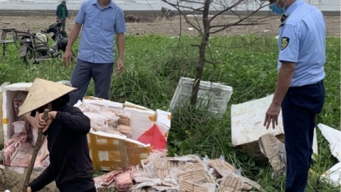 Nghệ An: Tiêu hủy 147 kg xúc xích không rõ nguồn gốc xuất xứ