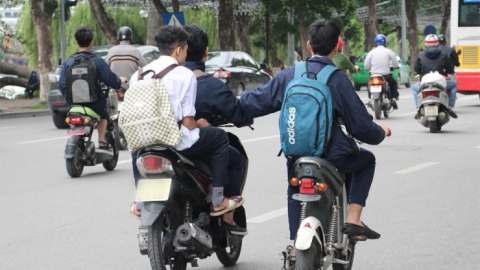 Hướng dẫn kỹ năng lái xe gắn máy an toàn cho học sinh từ 16 tuổi đến dưới 18 tuổi