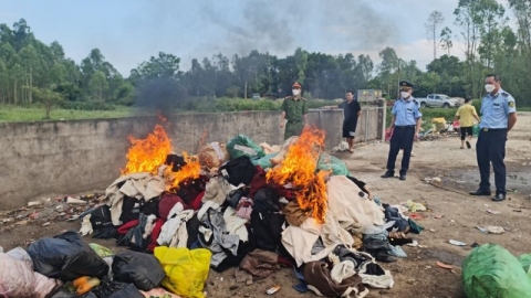 Thanh Hóa tiêu hủy hơn 1.200 sản phẩm quần áo vi phạm