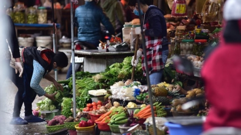 Tiềm ẩn nguy cơ mất vệ sinh trong từng bó rau, lạng thịt tại chợ dân sinh