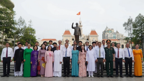 Đoàn đại biểu TP. Hồ Chí Minh dâng hoa, dâng hương tưởng nhớ Chủ tịch Hồ Chí Minh