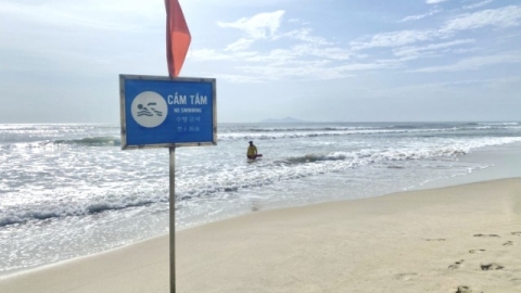 Nhóm chín người bị sóng cuốn trôi khi tắm biển ở Đà Nẵng
