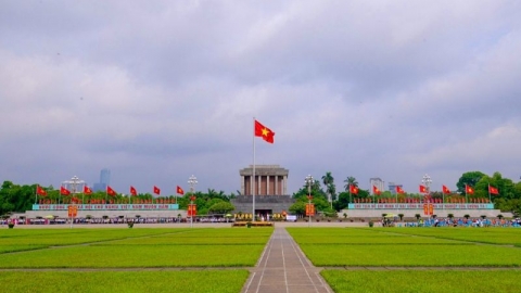 Hàng vạn người dân xếp hàng vào Lăng viếng Chủ tịch Hồ Chí Minh nhân ngày sinh của Người