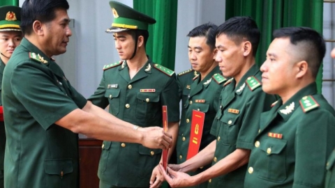Trao quân hàm cho 64 sĩ quan biên phòng tỉnh An Giang
