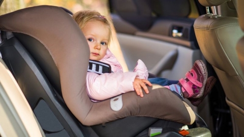 Đề xuất trẻ em dưới 10 tuổi không được ngồi ghế trước ô tô