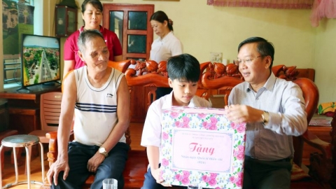 Lãnh đạo UBND huyện Thuỷ Nguyên thăm, tặng quà nhân ngày Quốc tế Thiếu nhi