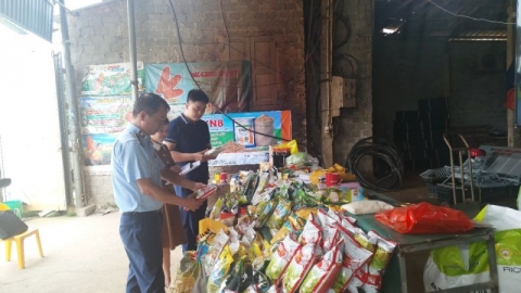 Lực lượng Quản lý thị trường Thanh Hóa tham gia Đoàn kiểm tra liên ngành về chất lượng vật tư nông nghiệp