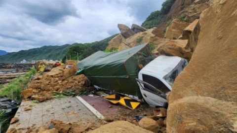 Lở núi kinh hoàng xuống đường cao tốc khiến xe tải bẹp nát