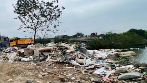 Hưng Yên: Khởi tố bị can đổ hơn 2.000 tấn chất thải xuống ao