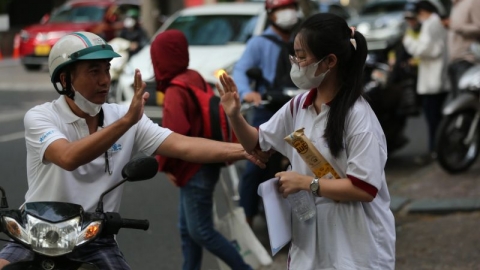 TP. Hồ Chí Minh: Phụ huynh mang nhiều lo lắng đưa con đi thi