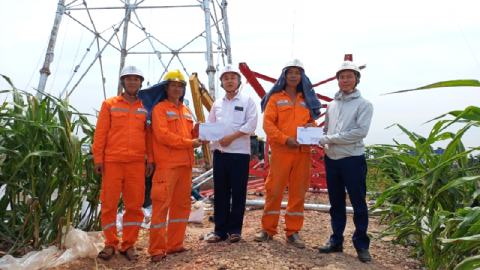 Điện lực Nam Định tặng quà động viên 2 tổ xung kích tham gia hỗ trợ dự án đường dây 500kV mạch 3