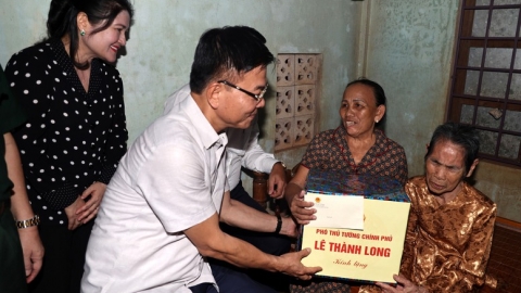 Phó Thủ tướng Lê Thành Long tri ân các Anh hùng liệt sĩ và các gia đình chính sách tại Quảng Trị