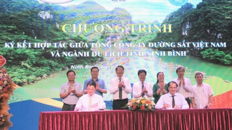 Tổng Công ty Đường sắt Việt Nam và Ninh Bình hợp tác phát triển du lịch