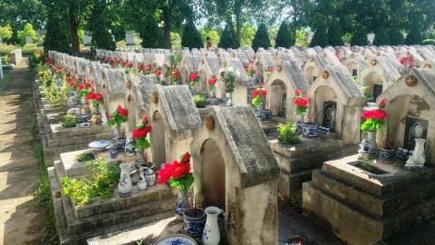 Viettel Thanh Hóa thay mới hơn 12.150 đóa hoa lụa trên các phần mộ liệt sỹ