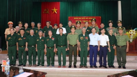 Thứ trưởng Bộ Công an thăm, tặng quà thương, bệnh binh tại Hà Nam