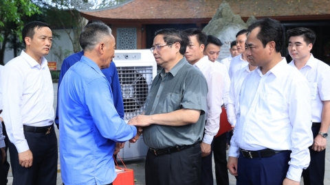 Thủ tướng tưởng niệm các Anh hùng liệt sĩ và tặng quà gia đình chính sách tại Thái Nguyên