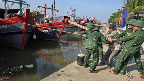 Bộ đội Biên phòng Thanh Hóa triển khai lực lượng giúp nhân dân chằng chống nhà cửa trước khi bão số 3 đổ bộ