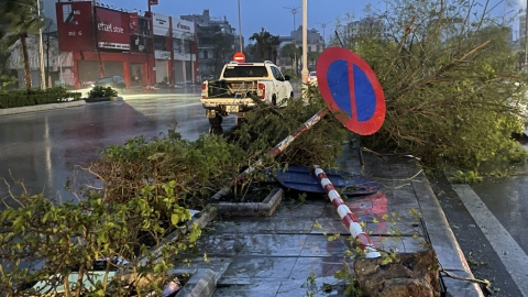 Quảng Ninh: TP. Hạ Long tan hoang sau khi tâm bão số 3 đổ bộ