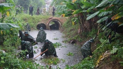 Hàng trăm cán bộ, chiến sĩ bộ đội dầm mình trong mưa bão giúp người dân chống ngập lụt ở Thanh Hóa